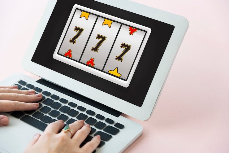 Antarmuka aplikasi emasslot88 menampilkan pasar sepak bola Liga 1 dan Piala AFF dengan live casino